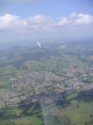 A glider thermalling over Stroud