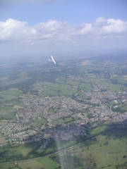 A glider thermalling over Stroud